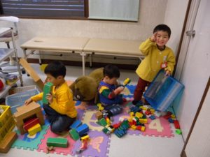 竹多歯科医院のキッズコーナーで遊ぶ子供たち