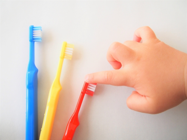 歯ブラシと子どもの手